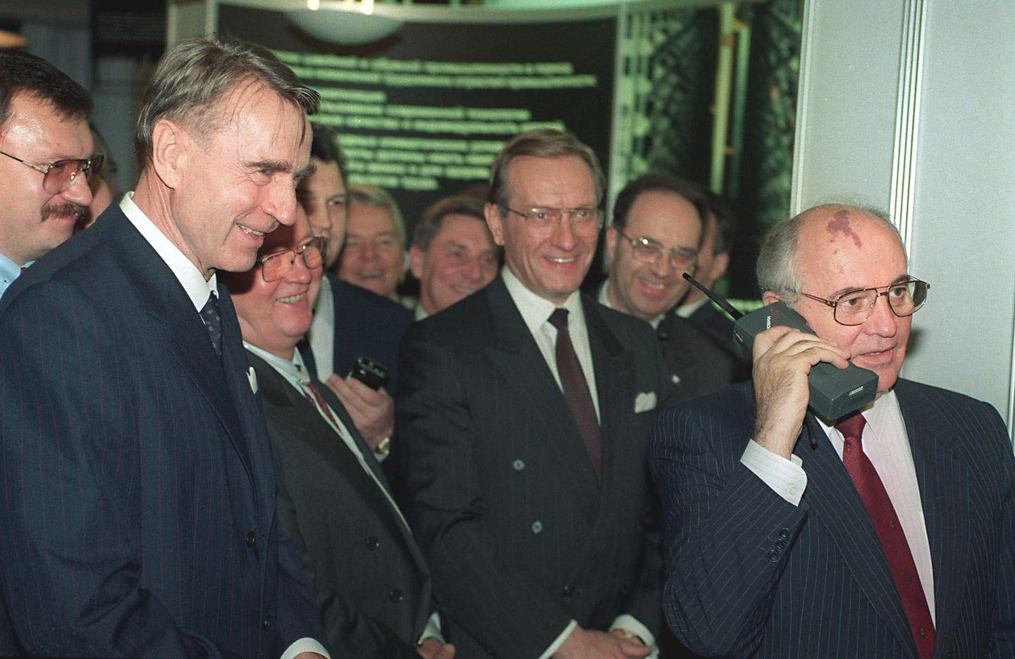Mihail Gorbatšov soittaa Nokian kännykällä
